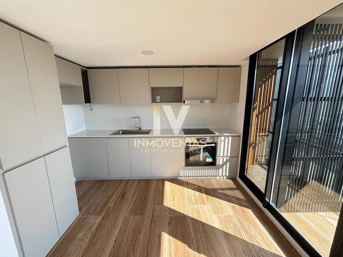 Apartamento En Alquiler Anual 2 dormitorios Frente Al Mar, Punta Del Este.
