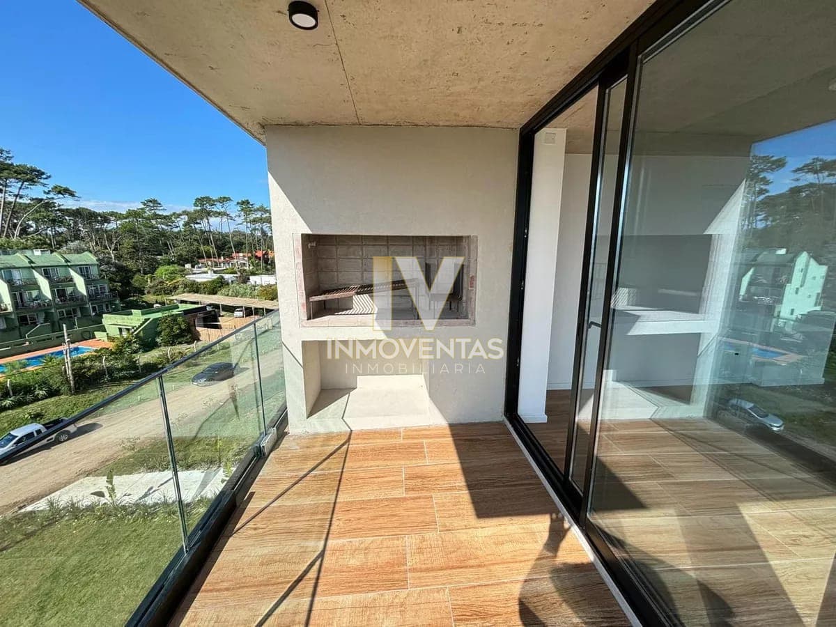 Apartamento En Alquiler Anual 2 dormitorios Frente Al Mar, Punta Del Este.