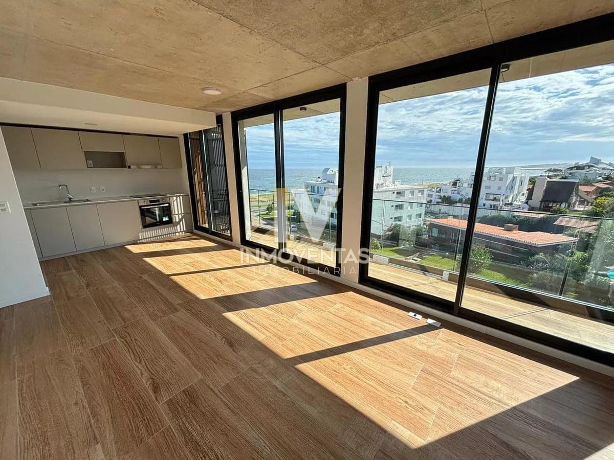Apartamento En Alquiler Anual 2 dormitorios Frente Al Mar, Punta Del Este.