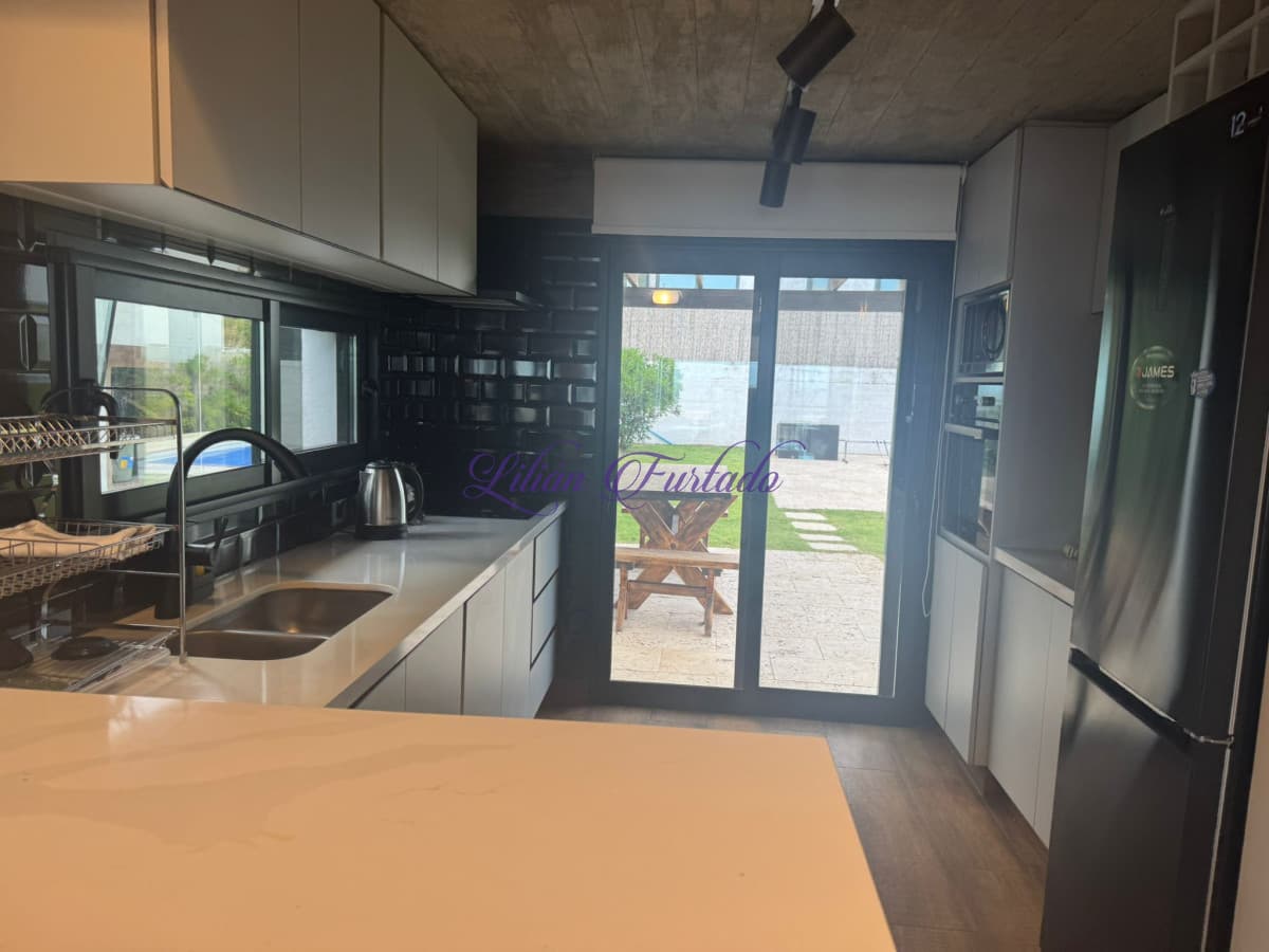 Primera linea Montoya La Barra - 5 Dormitorios Piscina climatizada - Lilian Furtado Negocios Inmobiliarios