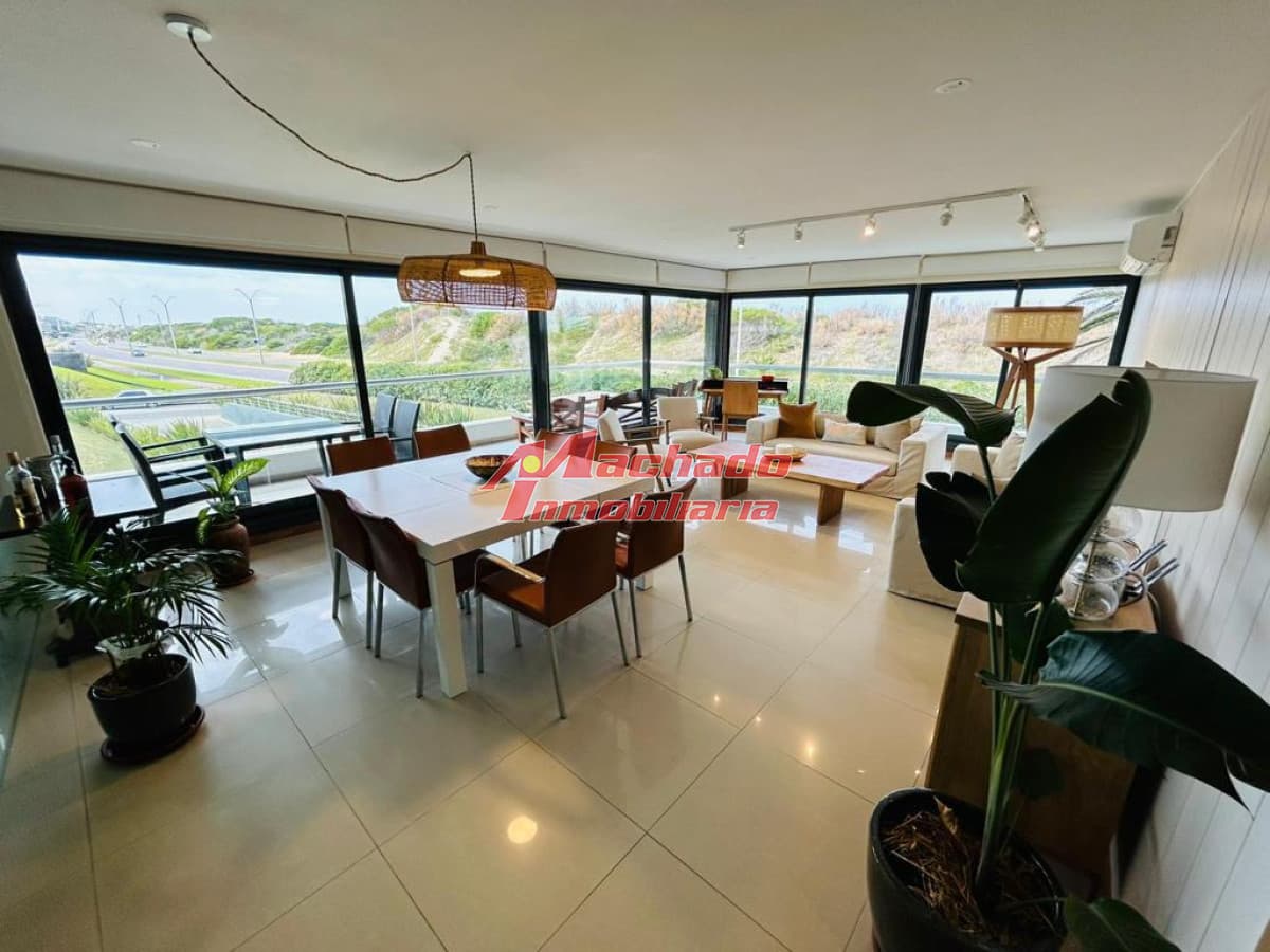 Apartamento en Alquiler, Playa Brava 3 dormitorios + servicio , Punta del Este