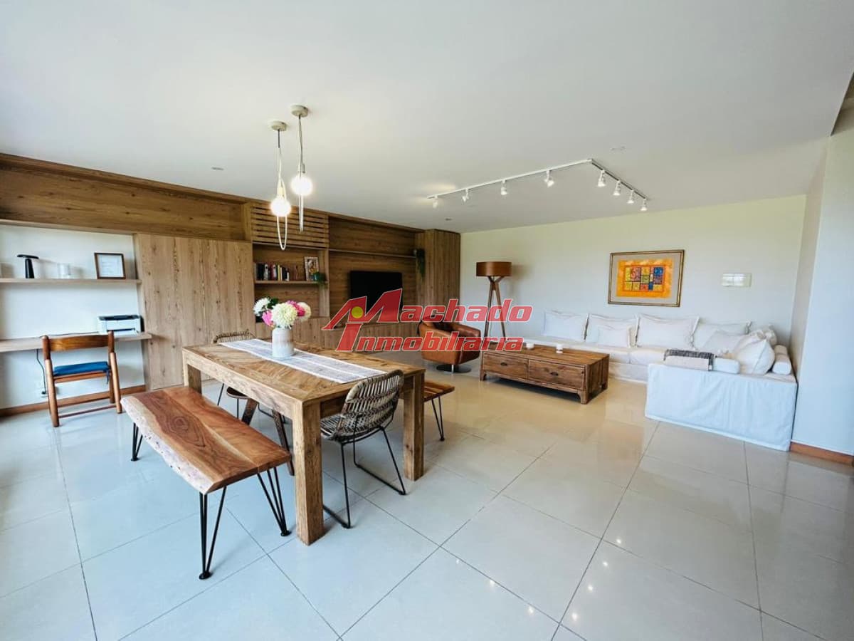 Apartamento en Alquiler, Playa Brava 3 dormitorios + servicio , Punta del Este