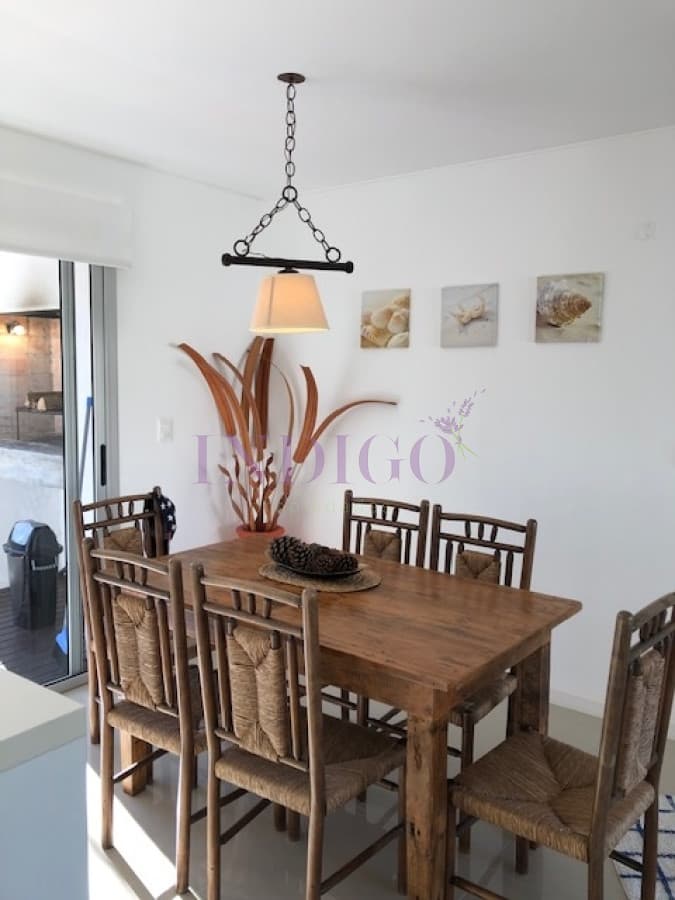 Muy buen departamento en alquiler a mts de la  playa Brava. - Indigo Propiedades