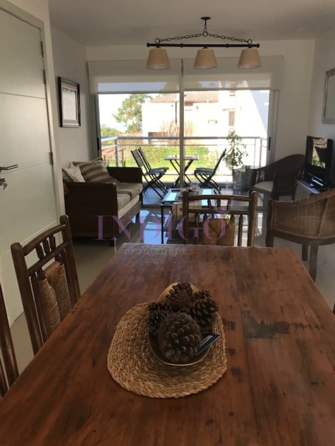 Muy buen departamento en alquiler a mts de la  playa Brava. - Indigo Propiedades