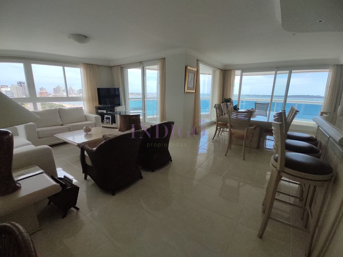 Apartamento 3 Dormitoritos y 4 Baños mas dependencia, piscina y parrillero en Playa Mansa - Indigo Propiedades