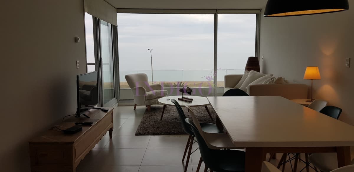 Apartamento enfrente a la playa mansa, 2 dormitorios mas dependencia, piscina y parillero!! - Indigo Propiedades