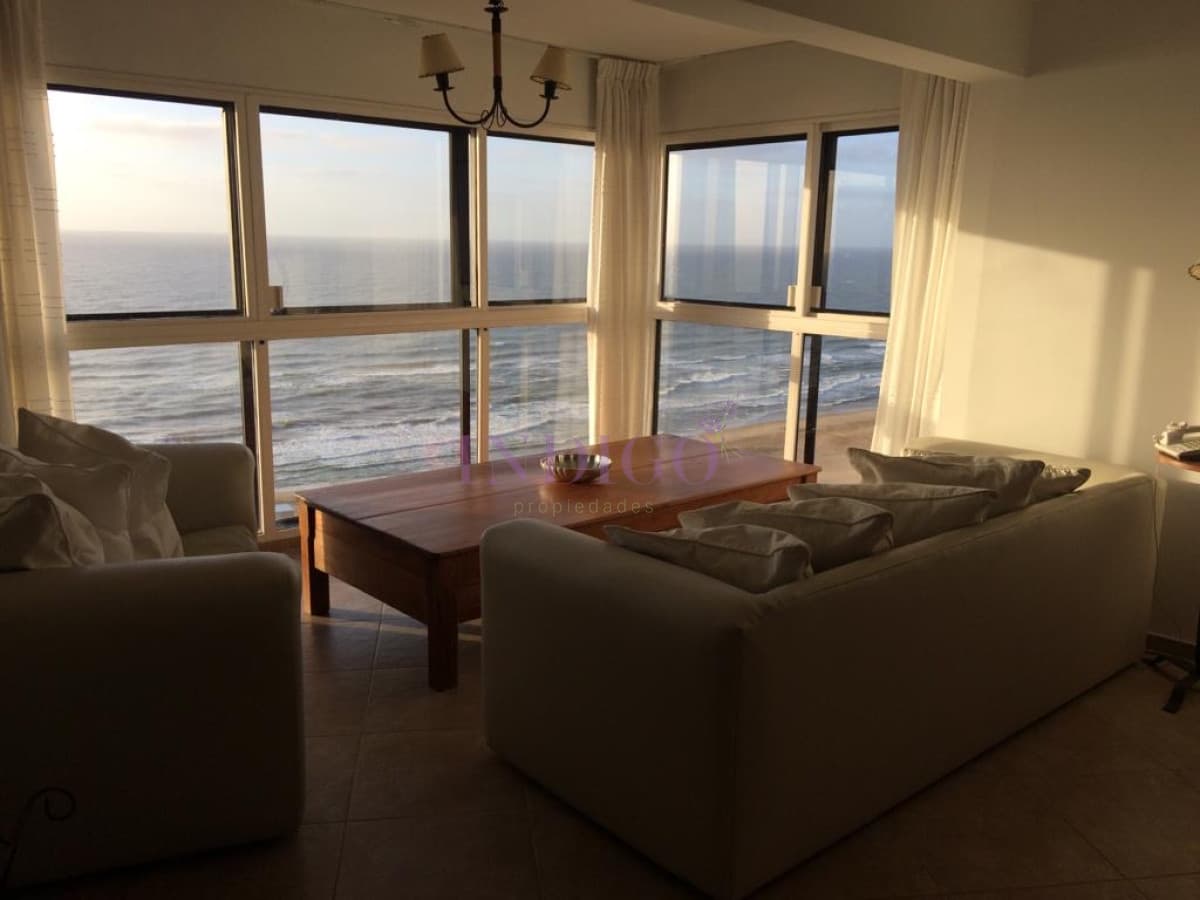 Alquiler en la playa Brava, frente al mar disponible desde el 5 de enero. - Indigo Propiedades
