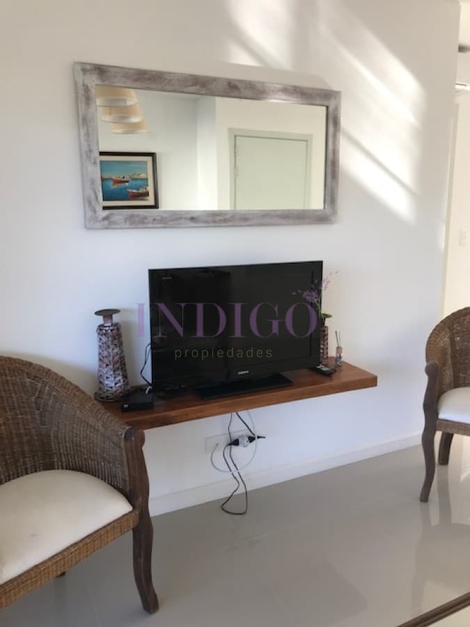 Muy buen departamento en alquiler a mts de la  playa Brava. - Indigo Propiedades