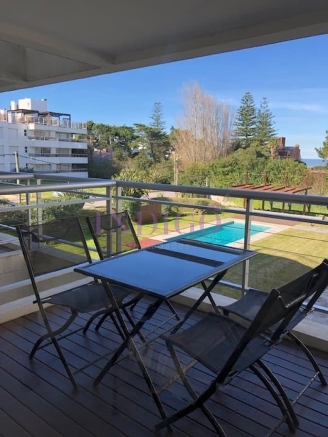 Muy buen departamento en alquiler a mts de la  playa Brava. - Indigo Propiedades