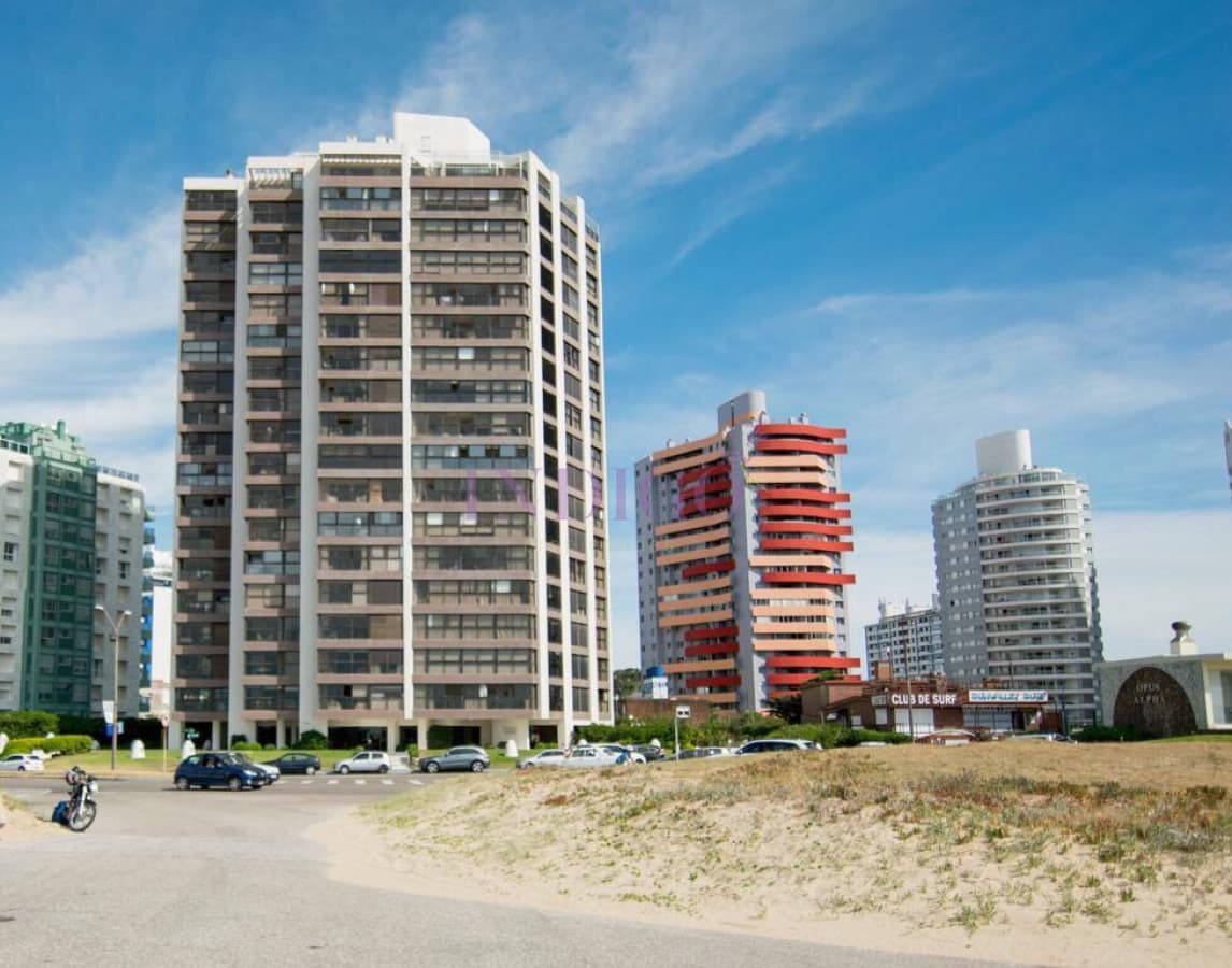 Venta frente al mar en playa Brava. - Indigo Propiedades