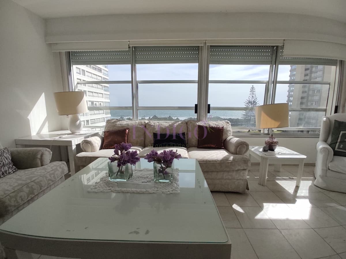 Apartamento de 3 Dormitorios, con excelente vista a la playa mansa, Full Amenities. - Indigo Propiedades