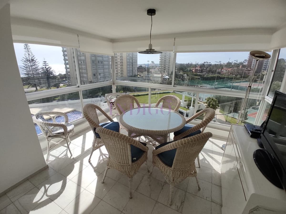Apartamento de 3 Dormitorios, con excelente vista a la playa mansa, Full Amenities. - Indigo Propiedades