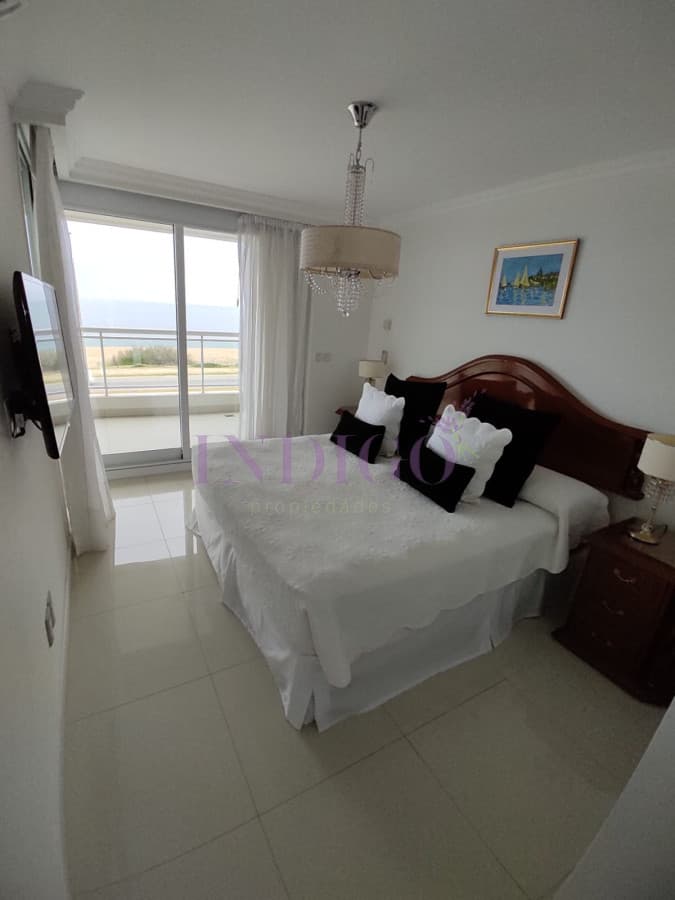 Amplio apartamento en primera fila Mansa con excelente vista - Indigo Propiedades