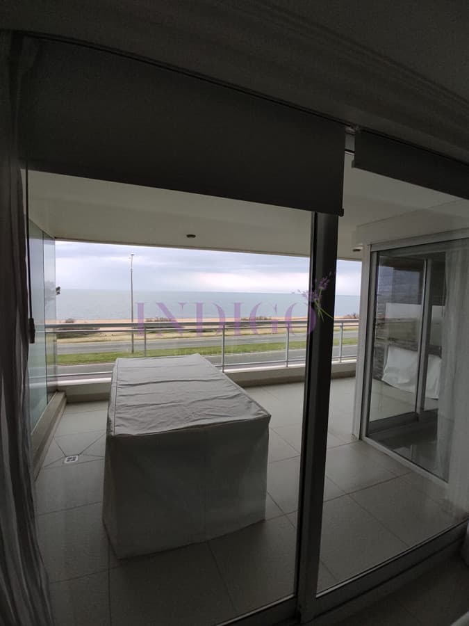 Amplio apartamento en primera fila Mansa con excelente vista - Indigo Propiedades