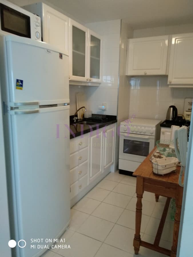 Muy buen Departamento en alquiler frente al mar en playa Mansa . - Indigo Propiedades