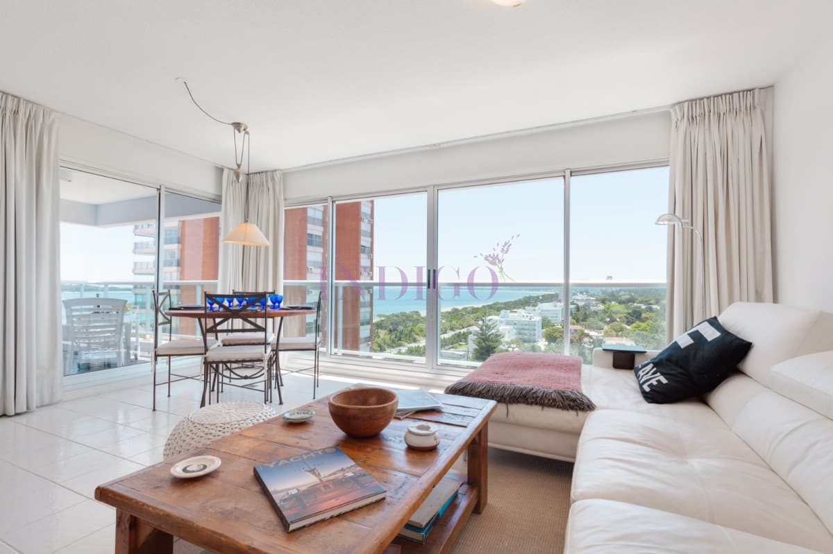 Muy buen Departamento en alquiler frente al mar en playa Mansa . - Indigo Propiedades