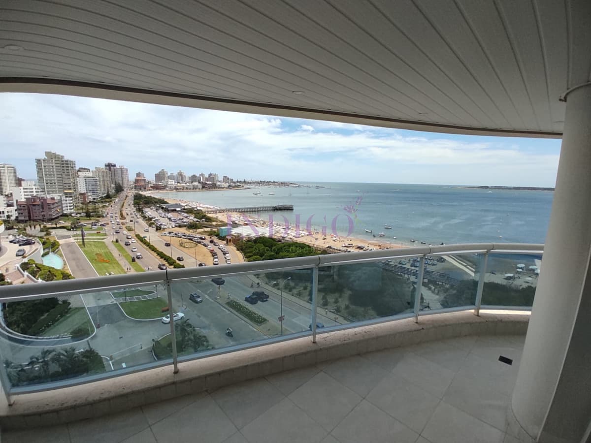 Apartamento 3 Dormitoritos y 4 Baños mas dependencia, piscina y parrillero en Playa Mansa - Indigo Propiedades