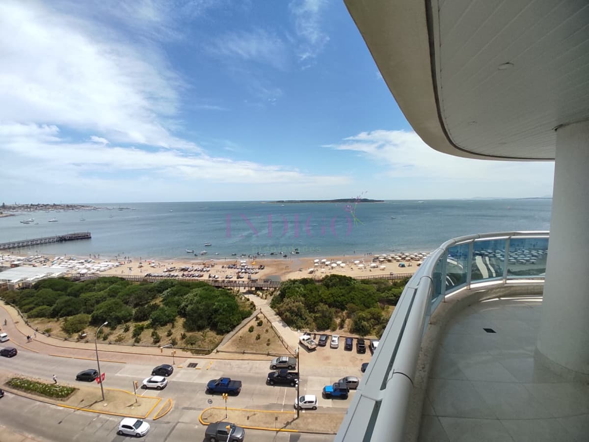 Apartamento 3 Dormitoritos y 4 Baños mas dependencia, piscina y parrillero en Playa Mansa - Indigo Propiedades