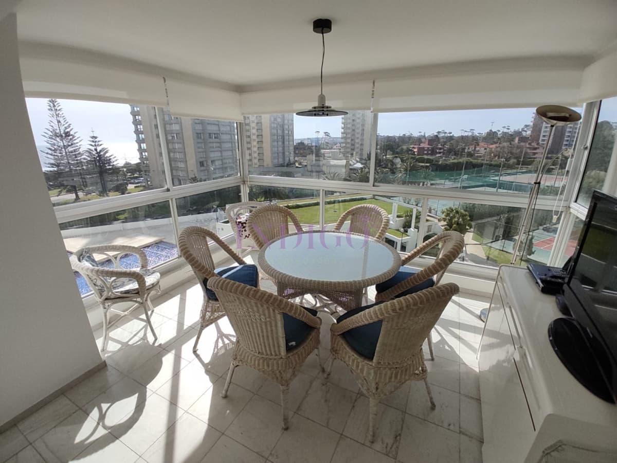 Apartamento de 3 Dormitorios, con excelente vista a la playa mansa, Full Amenities. - Indigo Propiedades