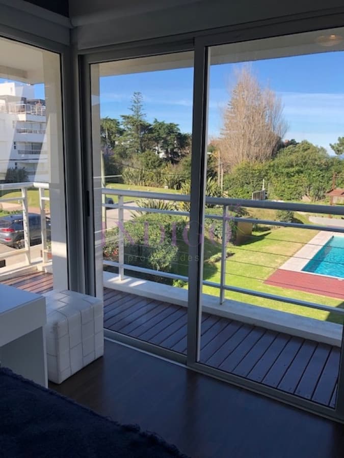 Muy lindo departamento en alquiler a pasitos de la playa en plena Brava. - Indigo Propiedades