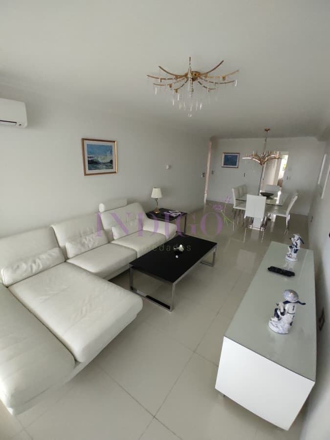 Amplio apartamento en primera fila Mansa con excelente vista - Indigo Propiedades