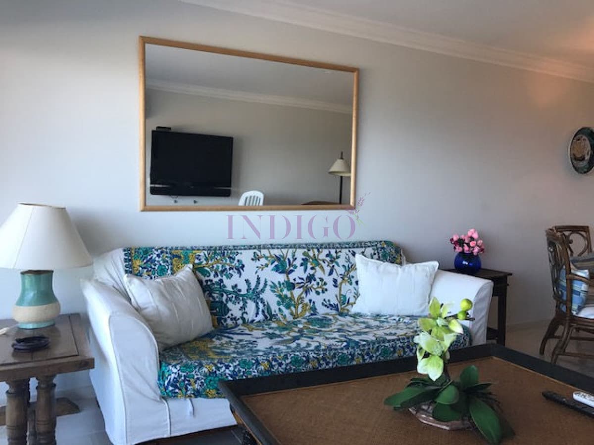 Muy buen departamento en alquiler en torre con todos los servicios frente al mar en playa  Mansa, 2 dormitorios . - Indigo Propiedades