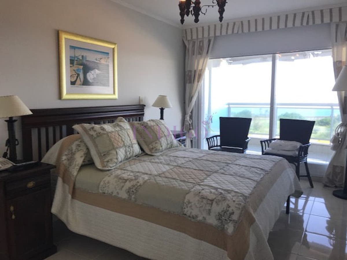 Muy buen departamento en alquiler en torre con todos los servicios frente al mar en playa  Mansa, 2 dormitorios . - Indigo Propiedades