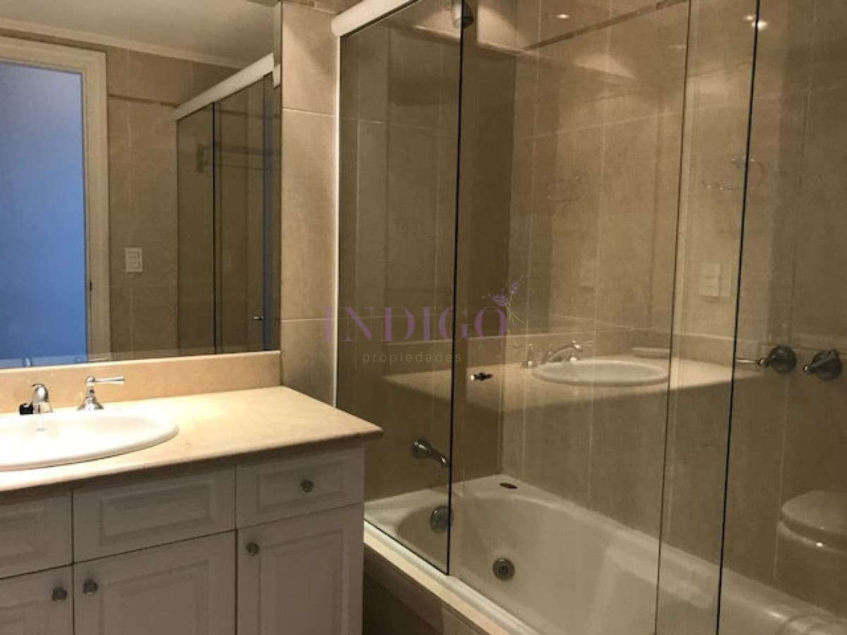 Muy buen departamento en alquiler en torre con todos los servicios frente al mar en playa  Mansa, 2 dormitorios . - Indigo Propiedades