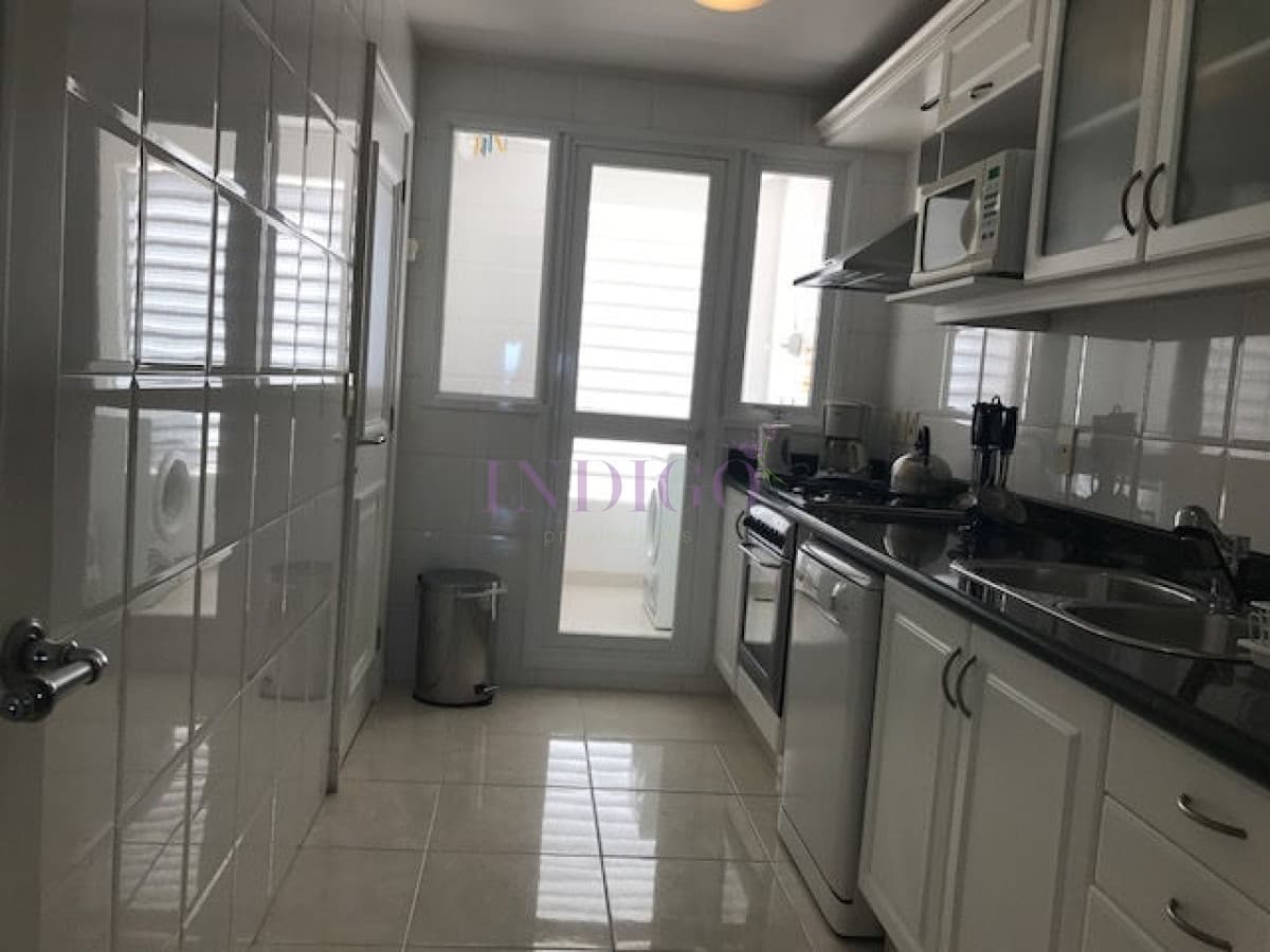 Muy buen departamento en alquiler en torre con todos los servicios frente al mar en playa  Mansa, 2 dormitorios . - Indigo Propiedades