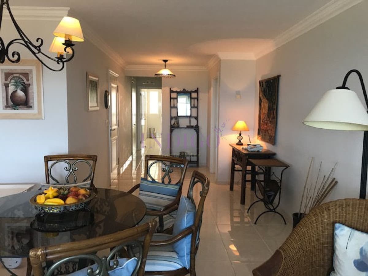 Muy buen departamento en alquiler en torre con todos los servicios frente al mar en playa  Mansa, 2 dormitorios . - Indigo Propiedades
