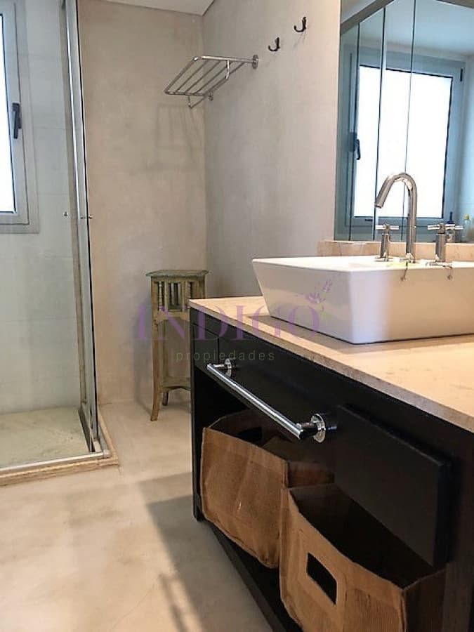 Muy buen departamento en alquiler en plena playa Brava. - Indigo Propiedades