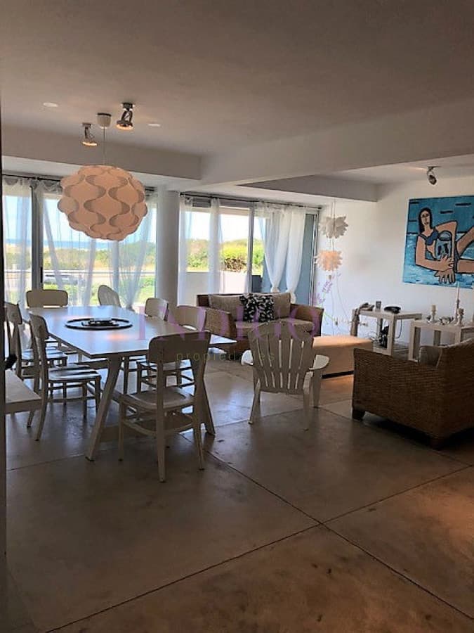 Muy buen departamento en alquiler en plena playa Brava. - Indigo Propiedades