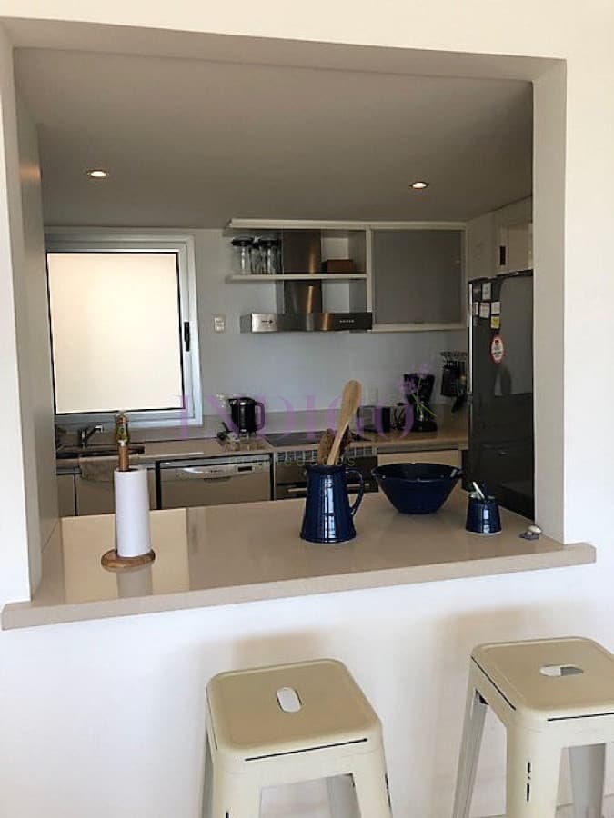 Muy buen departamento en alquiler en plena playa Brava. - Indigo Propiedades