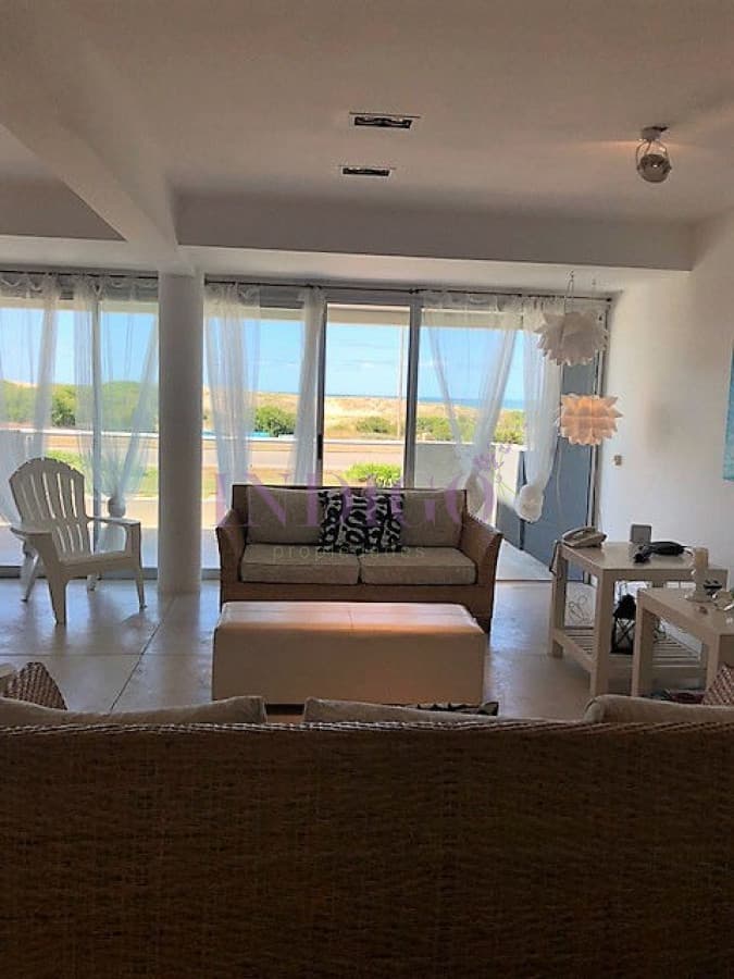 Muy buen departamento en alquiler en plena playa Brava. - Indigo Propiedades