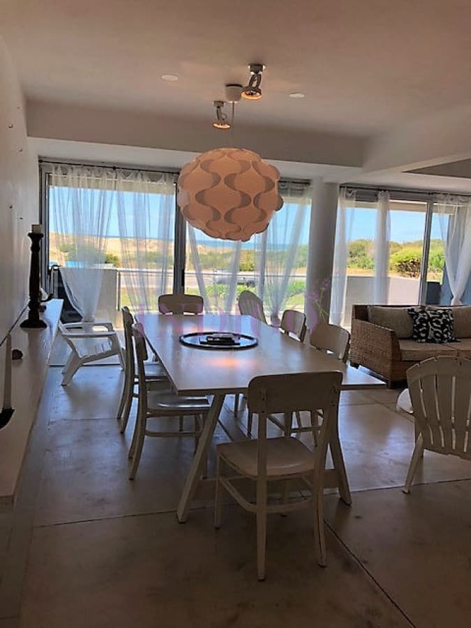 Muy buen departamento en alquiler en plena playa Brava. - Indigo Propiedades