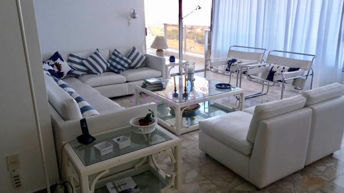 Departamento frente al mar en playa Mansa, 3 dormitorios . - Indigo Propiedades