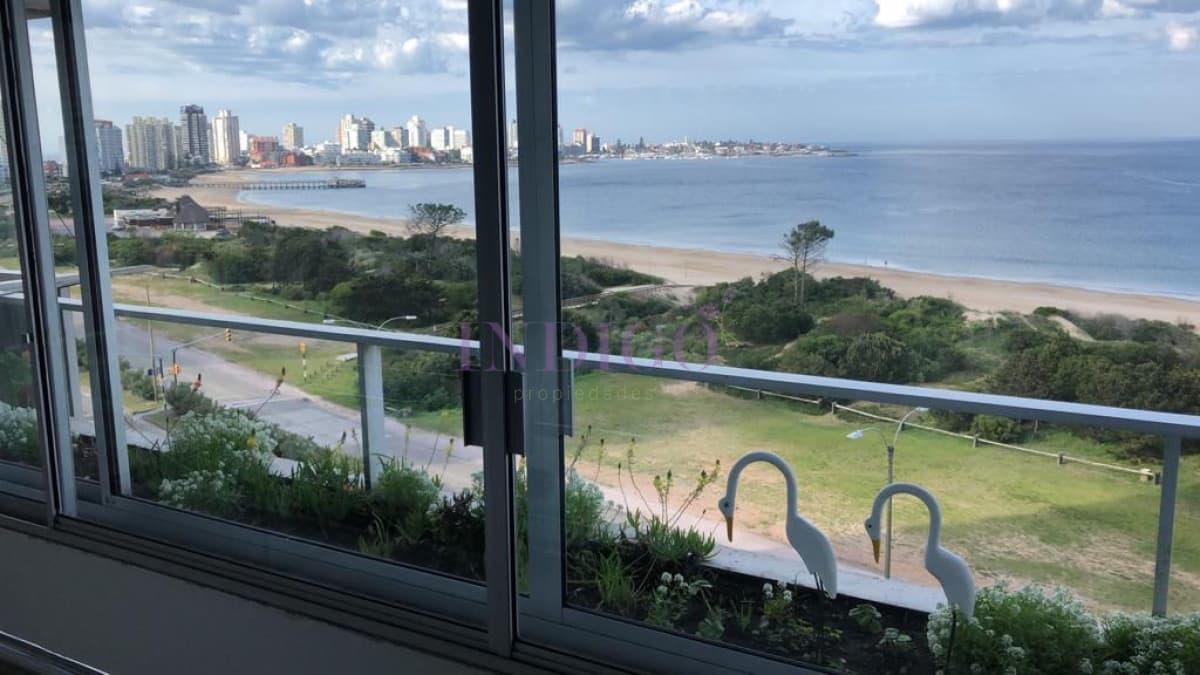 Departamento frente al mar en playa Mansa, 3 dormitorios . - Indigo Propiedades