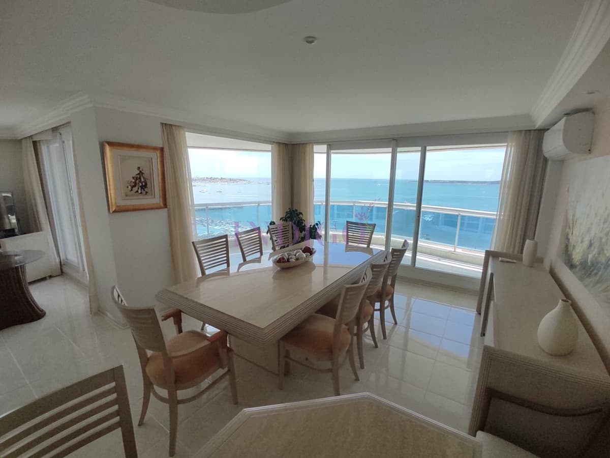 Apartamento 3 Dormitoritos y 4 Baños mas dependencia, piscina y parrillero en Playa Mansa - Indigo Propiedades