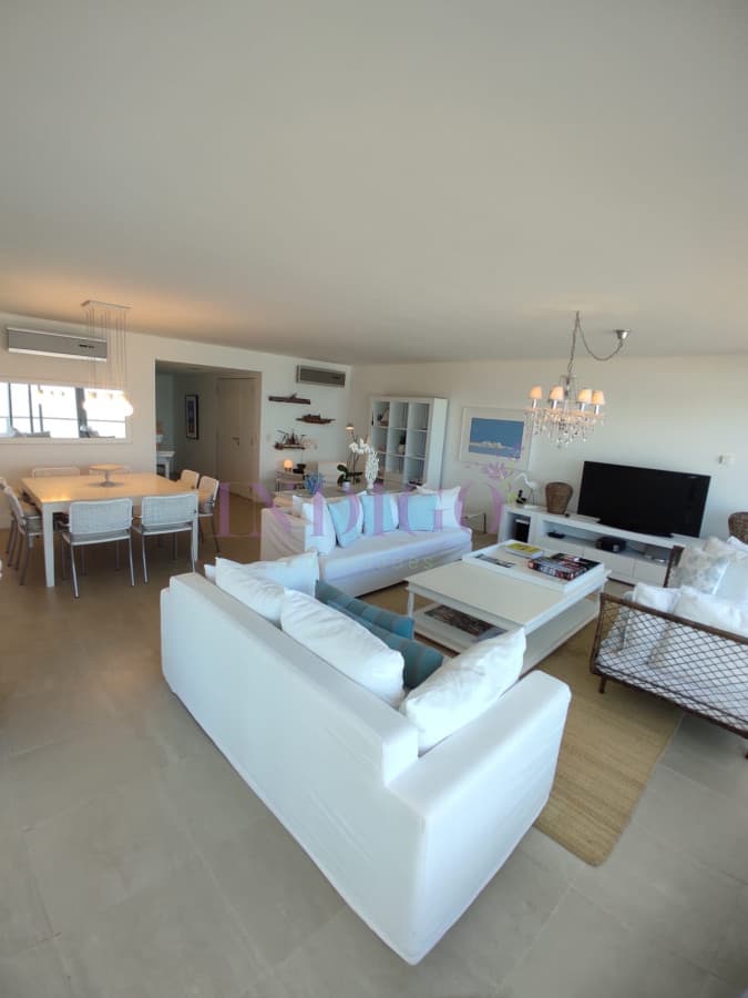 Apartamento con vista al Mar,  primera línea Brava, 3 Dormitorios con 3 Baños - Indigo Propiedades