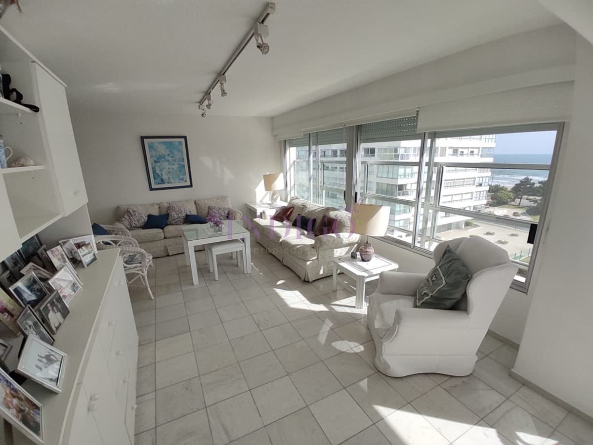 Apartamento de 3 Dormitorios, con excelente vista a la playa mansa, Full Amenities. - Indigo Propiedades