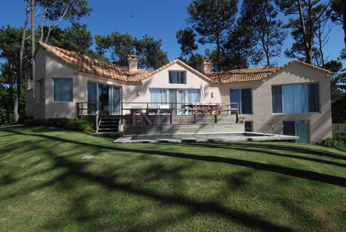 Laguna blanca, casa de 5 dormitorios y dependencia - Indigo Propiedades