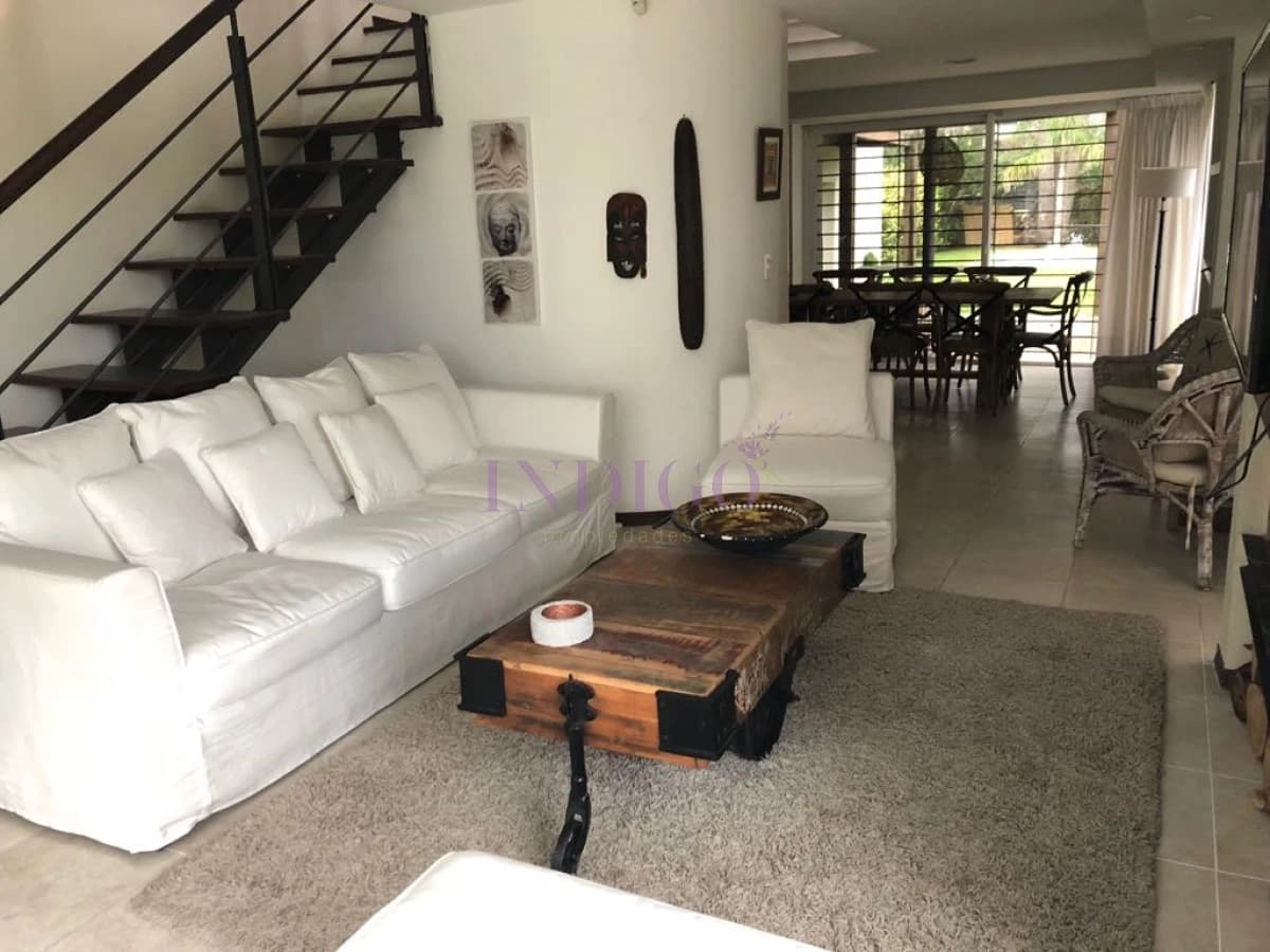 Importante casa en alquiler en pleno Montoya, 4 dormitorios. - Indigo Propiedades