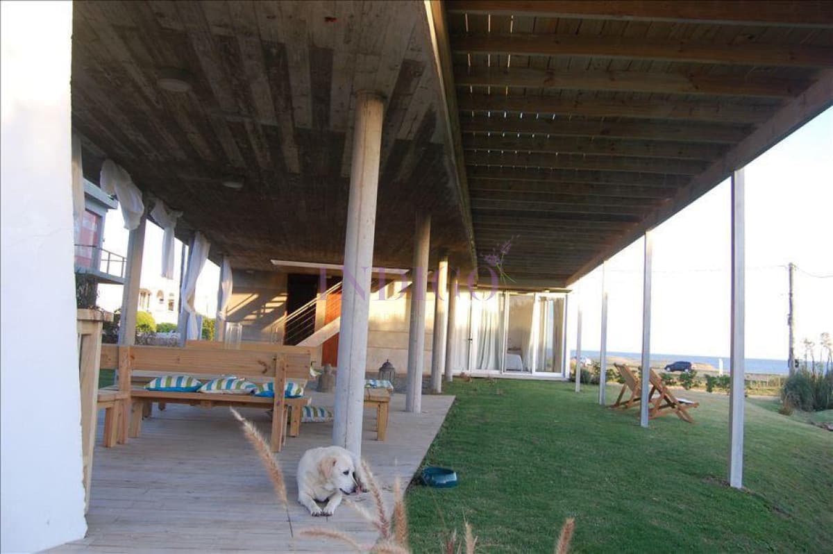 Punta Piedras en venta, excepcional propiedad construida por el arquitecto Martin Gomez. - Indigo Propiedades