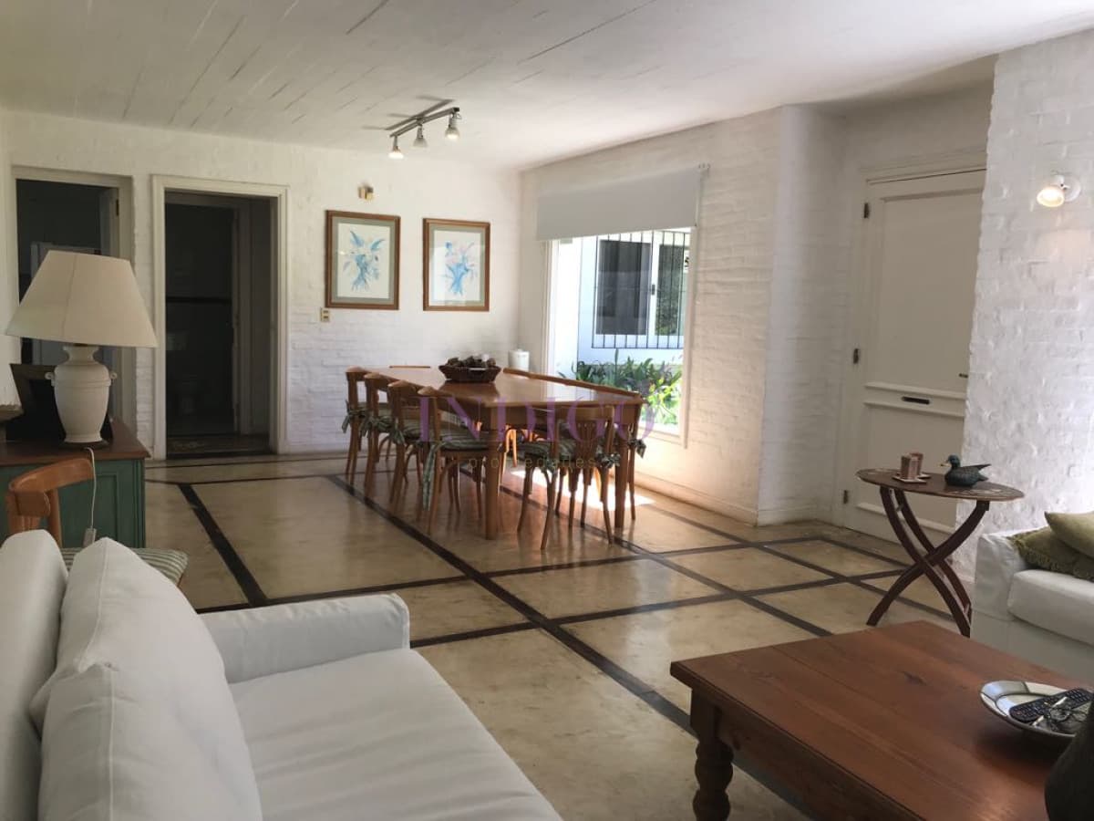 Casa en alquiler a pasitos de la playa Brava, 3 dormitorios mas dependencia de servicio. - Indigo Propiedades
