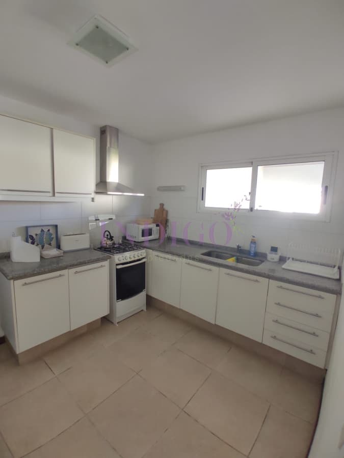 Muy buena casa en alquiler a pasitos del agua en Montoya, 5 dormitorios . - Indigo Propiedades