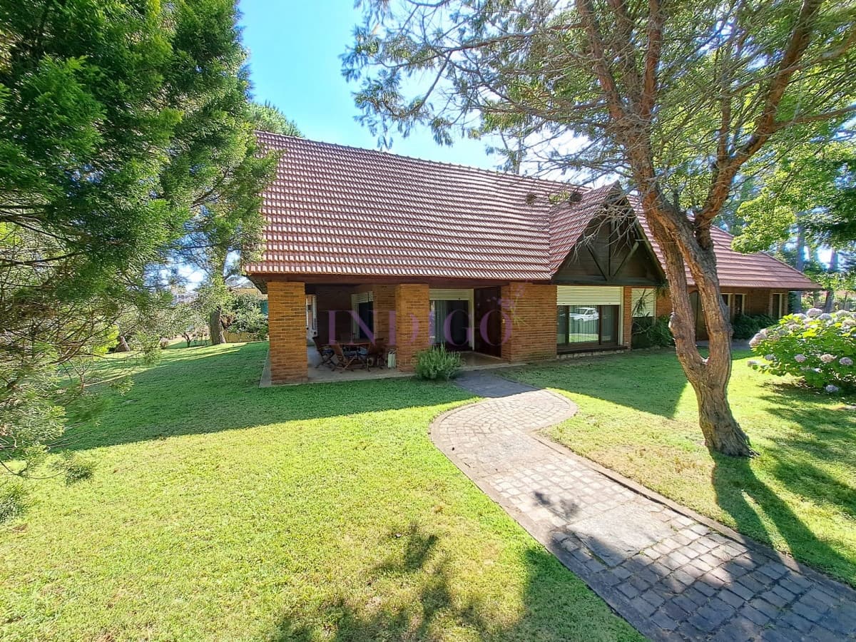 Amplia casa en las paradas, vasto jardín con muy buen parrillero y a metros del mar! Ideal para veranear! - Indigo Propiedades