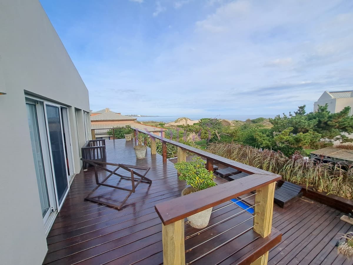 Hermosa, aplia y luminosos casa en Tio Tom en Venta. Amplios ambientes, piscina, parrillero, canchas y buenas vistas! - Indigo Propiedades