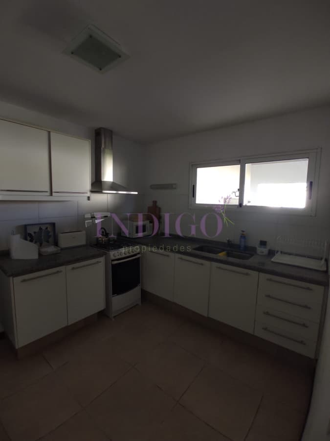 Muy buena casa en alquiler a pasitos del agua en Montoya, 5 dormitorios . - Indigo Propiedades