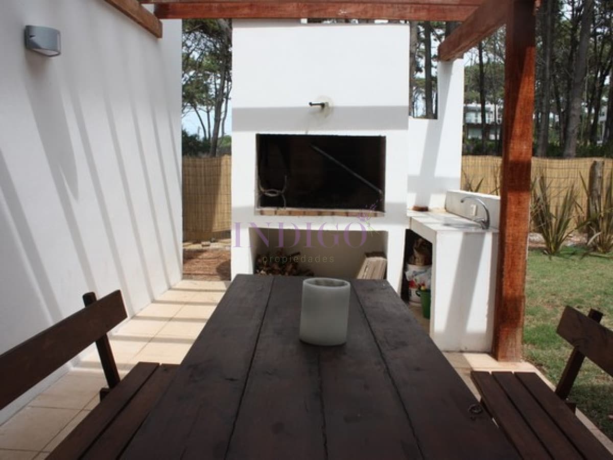Casa en venta y alquiler en pleno Montoya, 6 dormitorios mas dependencia de servicio. - Indigo Propiedades