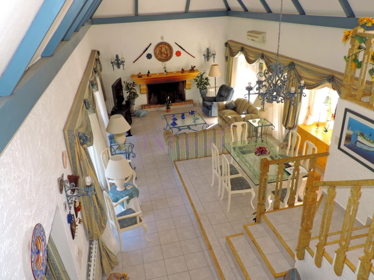 Amplia casa en Venta, 5 dormitorios, 5 baños, con piscina y parrillero, amplio terreno. - Indigo Propiedades